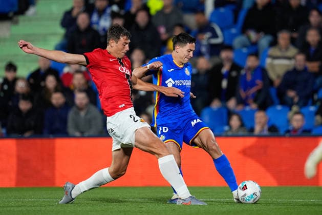 May 13, 2026, Getafe, Madrid, Spain: Martin Satriano of Getafe CF and David Lopez of RCD Mallorca compete for the ball during the Spanish League, LaLiga EA Sports, football match played between Getafe CF and RCD Mallorca at Coliseum de Getafe stadium on May 13, 2026, in Getafe, Spain. Getafe Spain - ZUMAa181 20260513_zaa_a181_282 Copyright: xDennisxAgyemanx
