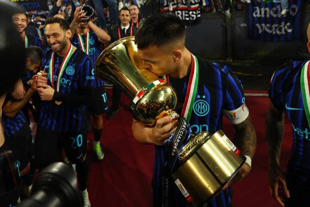 May 13, 2026, Rome, Lazio, Italy: Inter players lift the trophy after win Coppa Italia Final, between SS Lazio - Inter FC at Stadio Olimpico on May 13, 2026 in Rome , Italy. Rome Italy - ZUMAl131 20260513_zsp_l131_001 Copyright: xCiroxDexLucax