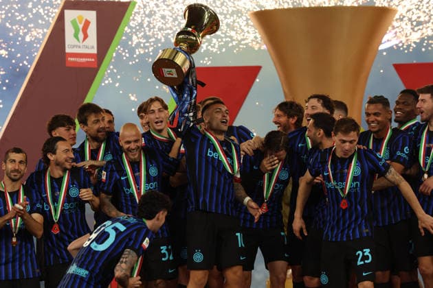 May 13, 2026, Rome, Lazio, Italy: Inter players lift the trophy after win Coppa Italia Final, between SS Lazio - Inter FC at Stadio Olimpico on May 13, 2026 in Rome , Italy. Lazio - Napoli - Coppa Italia Final  - ZUMAl131 20260513_zsp_l131_017 Copyright: xCiroxDexLucax