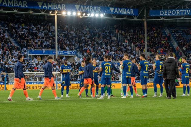 Alaves homage the League winners FC Barcelona, Barca before the La Liga EA Sports match between Alaves and Barcelona at Estadio Mendizorroza on May 13th 2026, in Vitoria Gasteiz, Spain Copyright: xAndresxLopezxSheridanxx xSPPx Sportspressphoto_SPR145944
