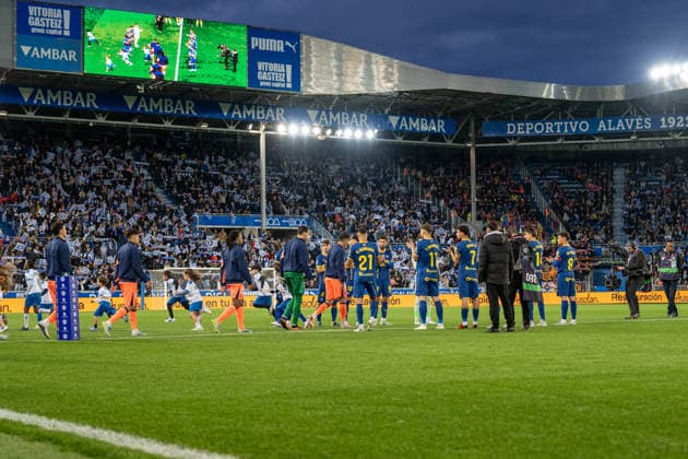 Alaves homage the League winners FC Barcelona, Barca before the La Liga EA Sports match between Alaves and Barcelona at Estadio Mendizorroza on May 13th 2026, in Vitoria Gasteiz, Spain Copyright: xAndresxLopezxSheridanxx xSPPx Sportspressphoto_SPR145945
