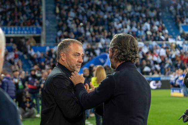 Hansi Flick & Alavés head coach, Quique Sanchez Flores, shake hands before the match at La Liga EA Sports match between Alaves and Barcelona at Estadio Mendizorroza on May 13th 2026, in Vitoria Gasteiz, Spain Copyright: xAndresxLopezxSheridanxx xSPPx Sportspressphoto_SPR145948