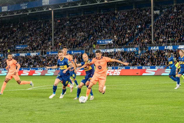 Robert Lewandowski (N9) in the box surrounded by Alaves players during the La Liga EA Sports match between Alaves and Barcelona at Estadio Mendizorroza on May 13th 2026, in Vitoria Gasteiz, Spain Copyright: xAndresxLopezxSheridanxx xSPPx Sportspressphoto_SPR145958