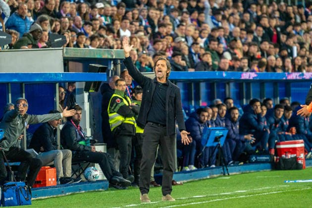 Alavés head coach, Quique Sanchez Flores, complains to the referee during the La Liga EA Sports match between Alaves and Barcelona at Estadio Mendizorroza on May 13th 2026, in Vitoria Gasteiz, Spain Copyright: xAndresxLopezxSheridanxx xSPPx Sportspressphoto_SPR145959