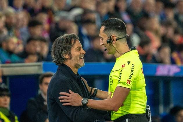 Alavés head coach, Quique Sanchez Flores, talks to the referee, José María Sánchez Martínez, during the La Liga EA Sports match between Alaves and Barcelona at Estadio Mendizorroza on May 13th 2026, in Vitoria Gasteiz, Spain Copyright: xAndresxLopezxSheridanxx xSPPx Sportspressphoto_SPR145961