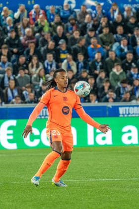 Jules Koundé (N23) controls the ball with his chest during the La Liga EA Sports match between Alaves and Barcelona at Estadio Mendizorroza on May 13th 2026, in Vitoria Gasteiz, Spain Copyright: xAndresxLopezxSheridanxx xSPPx Sportspressphoto_SPR145962