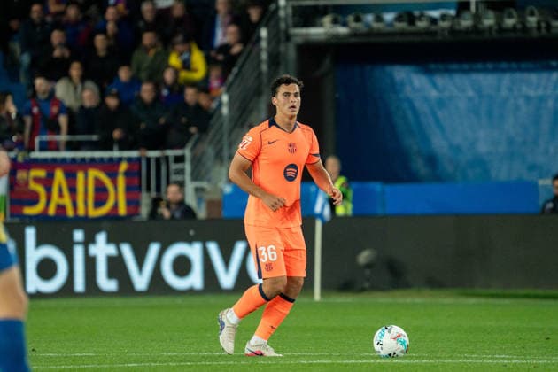 Cortes (N36) with the ball during the La Liga EA Sports match between Alaves and Barcelona at Estadio Mendizorroza on May 13th 2026, in Vitoria Gasteiz, Spain Copyright: xAndresxLopezxSheridanxx xSPPx Sportspressphoto_SPR145974