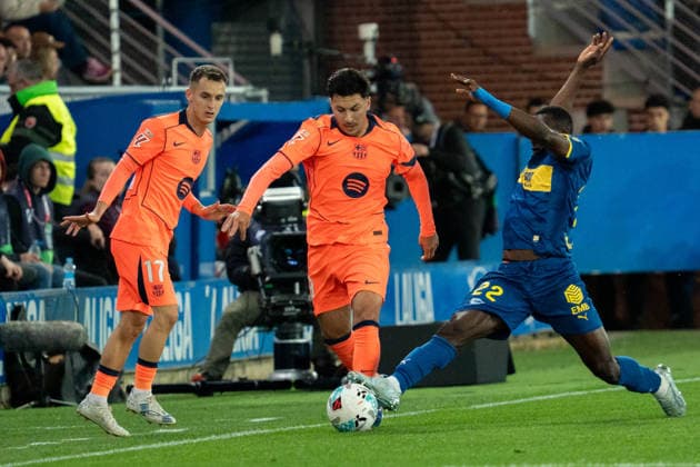 Roony Bardghji (N19) dribbles Ibrahim Diabate (N22) during the La Liga EA Sports match between Alaves and Barcelona at Estadio Mendizorroza on May 13th 2026, in Vitoria Gasteiz, Spain Copyright: xAndresxLopezxSheridanxx xSPPx Sportspressphoto_SPR145976
