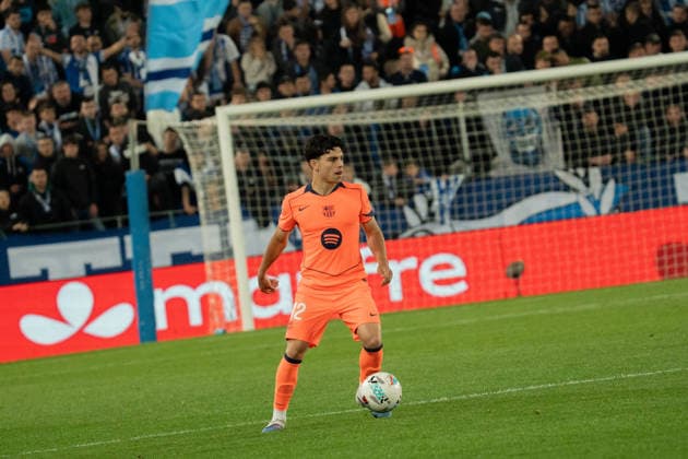 Xavi Espart (N42) with the ball during the La Liga EA Sports match between Alaves and Barcelona at Estadio Mendizorroza on May 13th 2026, in Vitoria Gasteiz, Spain Copyright: xAndresxLopezxSheridanxx xSPPx Sportspressphoto_SPR145995