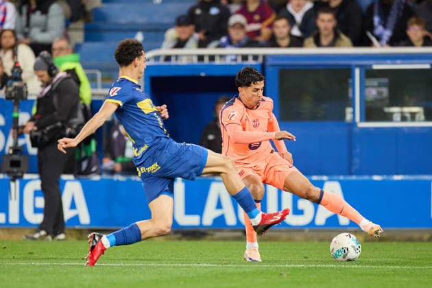 May 13, 2026, Vitoria, Alava, SPAIN: Angel Perez of Deportivo Alaves competes for the ball with Joao Cancelo of FC Barcelona, Barca during the LaLiga EA Sports match between Deportivo Alaves and FC Barcelona at Mendizorrotza on May 13, 2026, in Vitoria, Spain. Vitoria SPAIN - ZUMAa181 20260513_zaa_a181_349 Copyright: xRicardoxLarreinax