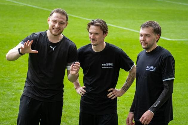 Spiel Deines Lebens: BVB Legenden - SF Westenfeld ** NUR FÜR REDAKTIONELLE ZWECKE ** EDITORIAL USE ONLY **<p>Am Mittwoch, den 13. Mai 2026 fand im Signal-Iduna Park in Dortmund das Sky Spiel Deines Lebens statt. Dabei spielte eine Auswahl der SF Westenfeld gegen die Legendenmannschaft von Borussia Dortmund. Im Bild: Joshua Tamm (li.), Maurice Reiß (Nr. 11, SF Westenfeld, mi.) und Janis Galka (Nr. 17, SF Westenfeld, re.). Galka und Reiß waren die Torschützen für die Sportfreunde. Deutschland NRW Dortmund Copyright: MichaelxSchwalm