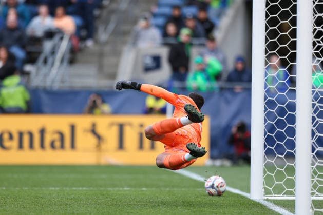 SEATTLE, WA - MAY 13: Goalkeeper Daniel De Sousa Britto 42 of the San Jose Earthquakes dives for the ball during a game between the San Jose Earthquakes and Seattle Sounders on May 13, 2026 at Lumen Field in Seattle, Washington. (Photo by Henry Rodenburg Icon Sportswire) SOCCER: MAY 13 MLS, Fussball Herren, USA Seattle Sounders FC vs San Jose Earthquakes EDITORIAL USE ONLY Icon26051305