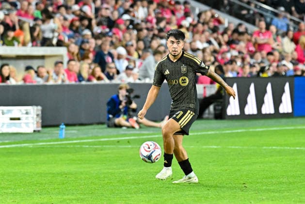 ST. LOUIS, MO - MAY 13: Ryan Raposo (21) of the Los Angeles Football Club looks for a play with control of the ball during the MLS, Fussball Herren, USA regular season match where St. Louis CITY SC hosted Los Angeles Football Club on Wednesday May 13th, 2026, at Energizer Park in St. Louis City, MO. (Photo by Rick Ulreich Icon Sportswire) SOCCER: MAY 13 MLS St. Louis CITY SC vs Los Angeles Football Club EDITORIAL USE ONLY Icon26051320