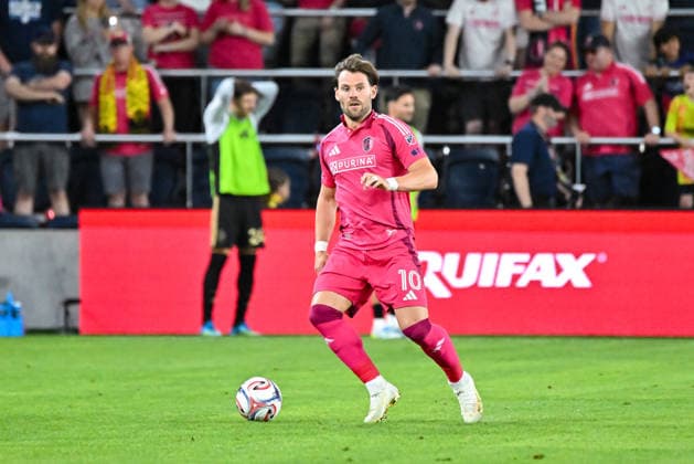 ST. LOUIS, MO - MAY 13: Eduard Lowen (10) of the St. Louis CITY SC runs with the ball during the MLS, Fussball Herren, USA regular season match where St. Louis CITY SC hosted Los Angeles Football Club on Wednesday May 13th, 2026, at Energizer Park in St. Louis City, MO. (Photo by Rick Ulreich Icon Sportswire) SOCCER: MAY 13 MLS St. Louis CITY SC vs Los Angeles Football Club EDITORIAL USE ONLY Icon26051326