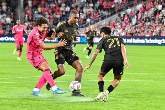 ST. LOUIS, MO - MAY 13: Simon Becher (11) of the St. Louis CITY SC loses the ball between the defense of Nkosi Tafari (91) of the Los Angeles Football Club and Ryan Raposo (21) of the Los Angeles Football Club during the MLS, Fussball Herren, USA regular season match where St. Louis CITY SC hosted Los Angeles Football Club on Wednesday May 13th, 2026, at Energizer Park in St. Louis City, MO. (Photo by Rick Ulreich Icon Sportswire) SOCCER: MAY 13 MLS St. Louis CITY SC vs Los Angeles Football Club EDITORIAL USE ONLY Icon26051329