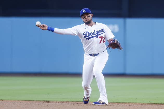 MLB, Baseball Herren, USA - Los Angeles Dodgers vs San Francisco Giants Dodgers second baseman Miguel Rojas fields a ball during the first inning of an MLB game between the Los Angeles Dodgers and the San Francisco Giants at Uniqlo Field at Dodger Stadium in Los Angeles, California, USA, 13 May 2026. LOS ANGELES CALIFORNIA United States  Copyright: xCHRISxTORRESx
