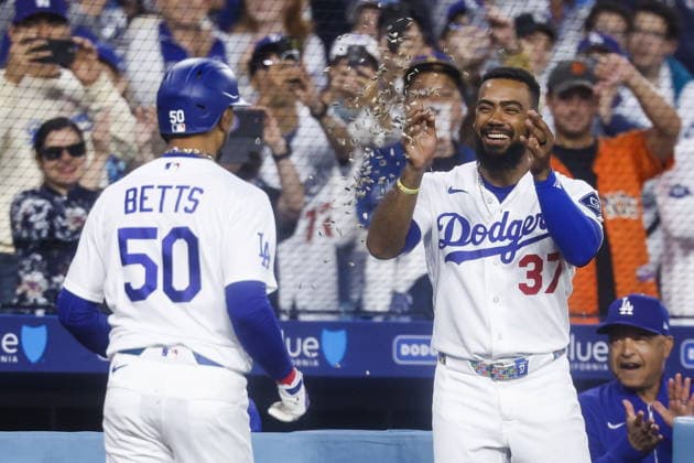 MLB, Baseball Herren, USA - Los Angeles Dodgers vs San Francisco Giants Dodgers shortstop Mookie Betts (L) celebrates with outfielder Teoscar Hernandez (R) after hitting a home run in the third inning of an MLB game between the Los Angeles Dodgers and the San Francisco Giants at Uniqlo Field at Dodger Stadium in Los Angeles, California, USA, 13 May 2026. LOS ANGELES CALIFORNIA United States  Copyright: xCHRISxTORRESx