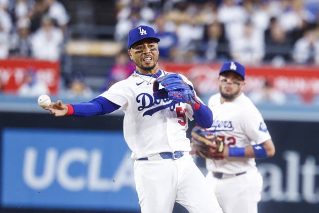 MLB, Baseball Herren, USA - Los Angeles Dodgers vs San Francisco Giants Dodgers shortstop Mookie Betts fields a ball during the second inning of an MLB game between the Los Angeles Dodgers and the San Francisco Giants at Uniqlo Field at Dodger Stadium in Los Angeles, California, USA, 13 May 2026. LOS ANGELES CALIFORNIA United States  Copyright: xCHRISxTORRESx