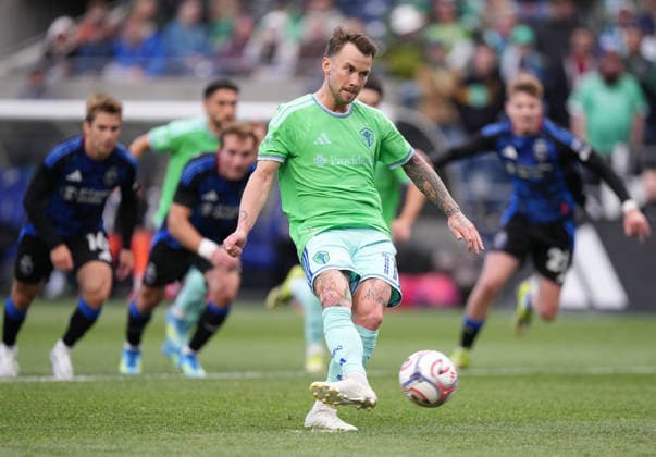 SEATTLE, WA - May 13, 2026: Seattle Sounder midfielder Albert Rusnak 11 scores on a penalty kick during an MLS, Fussball Herren, USA match between the Seattle Sounders and the San Jose Earthquakes on May 13, 2026 at Lumen Field in Seattle, WA. (Photo by Jeff Halstead Icon Sportswire) . SOCCER: MAY 13 MLS Seattle Sounders FC vs San Jose Earthquakes EDITORIAL USE ONLY Icon260513002