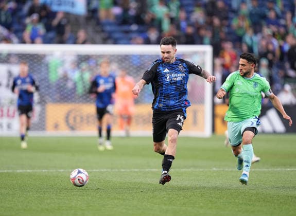 SEATTLE, WA - May 13, 2026: San Jose forward Preston Judd 19 pushes the ball up field against the Sounders Cristian Roldan 7 during an MLS, Fussball Herren, USA match between the Seattle Sounders and the San Jose Earthquakes on May 13, 2026 at Lumen Field in Seattle, WA. (Photo by Jeff Halstead Icon Sportswire) . SOCCER: MAY 13 MLS Seattle Sounders FC vs San Jose Earthquakes EDITORIAL USE ONLY Icon260513004