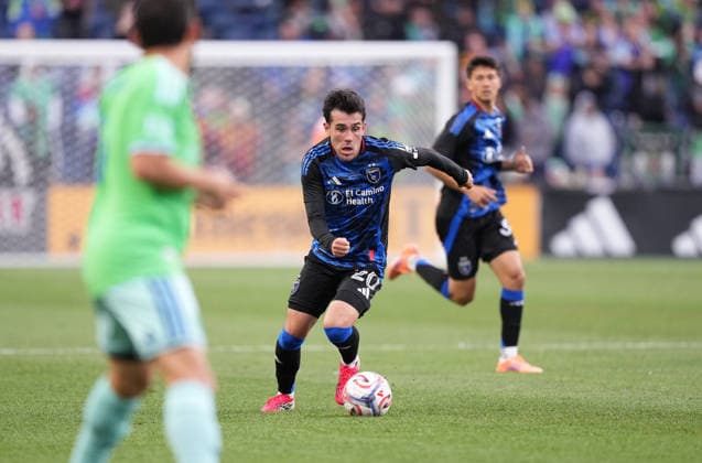 SEATTLE, WA - May 13, 2026: San Jose forward Nick Fernandez 20 pushes the ball upfield during an MLS, Fussball Herren, USA match between the Seattle Sounders and the San Jose Earthquakes on May 13, 2026 at Lumen Field in Seattle, WA. (Photo by Jeff Halstead Icon Sportswire) . SOCCER: MAY 13 MLS Seattle Sounders FC vs San Jose Earthquakes EDITORIAL USE ONLY Icon260513005
