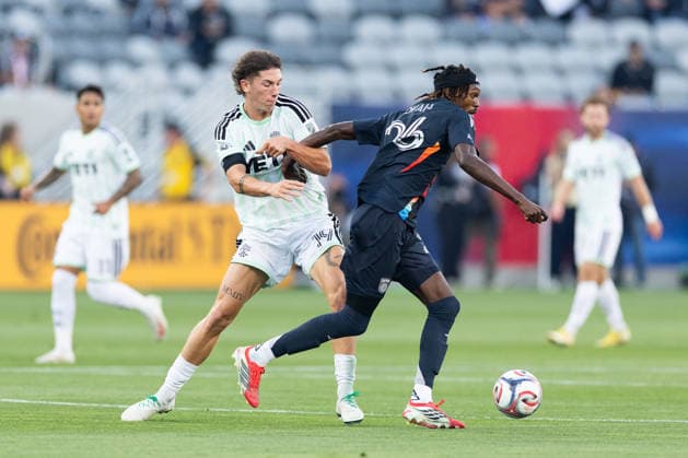 SAN DIEGO, CA - MAY 13: Austin FC forward CJ Fodrey (19) and San Diego FC defender Manu Duah (26) compete for the ball during a MLS, Fussball Herren, USA match between Austin FC and San Diego FC on May 13, 2026 at Snapdragon Stadium in San Diego, CA. (Photo by Karl Anderson Icon Sportswire) SOCCER: MAY 13 MLS San Diego FC vs Austin FC EDITORIAL USE ONLY Icon272260513002