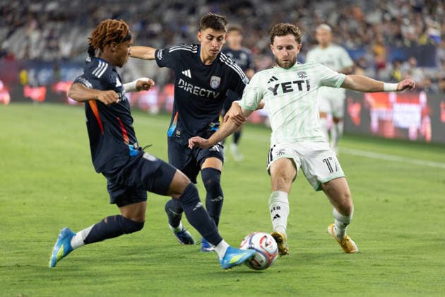 SAN DIEGO, CA - MAY 13: San Diego FC forward Bryan ZamblÃ (14) clears the ball against Austin FC defender Jon Gallagher (17) while San Diego FC midfielder David Vazquez (19) defends during a MLS, Fussball Herren, USA match between Austin FC and San Diego FC on May 13, 2026 at Snapdragon Stadium in San Diego, CA. (Photo by Karl Anderson Icon Sportswire) SOCCER: MAY 13 MLS San Diego FC vs Austin FC EDITORIAL USE ONLY Icon272260513009