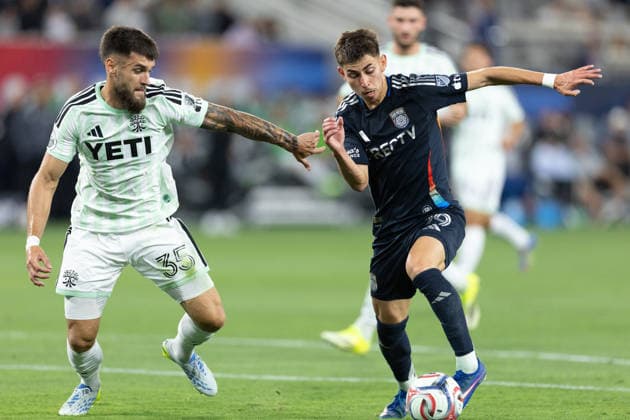 SAN DIEGO, CA - MAY 13: San Diego FC midfielder David Vazquez (19) controls the ball while defended by Austin FC defender Mateja DjordjeviÄ‡ (35) during a MLS, Fussball Herren, USA match between Austin FC and San Diego FC on May 13, 2026 at Snapdragon Stadium in San Diego, CA. (Photo by Karl Anderson Icon Sportswire) SOCCER: MAY 13 MLS San Diego FC vs Austin FC EDITORIAL USE ONLY Icon272260513010