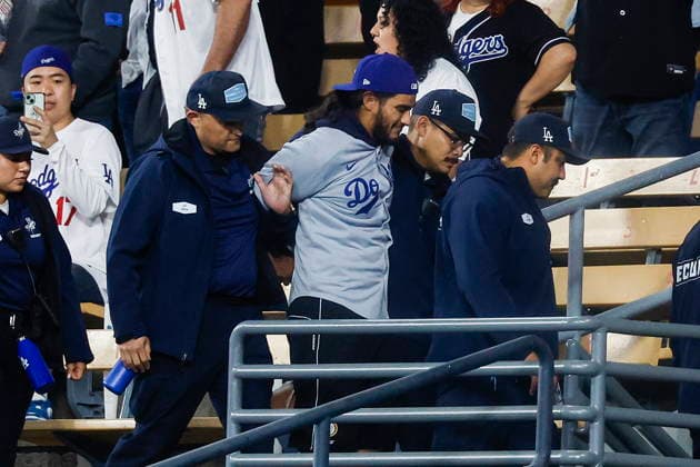 MLB, Baseball Herren, USA - Los Angeles Dodgers vs San Francisco Giants A Dodger fan gets escorted out by security in the Left Field Pavilion area during the ninth inning of an MLB game between the Los Angeles Dodgers and the San Francisco Giants at Uniqlo Field at Dodger Stadium in Los Angeles, California, USA, 13 May 2026. LOS ANGELES CALIFORNIA United States  Copyright: xCHRISxTORRESx