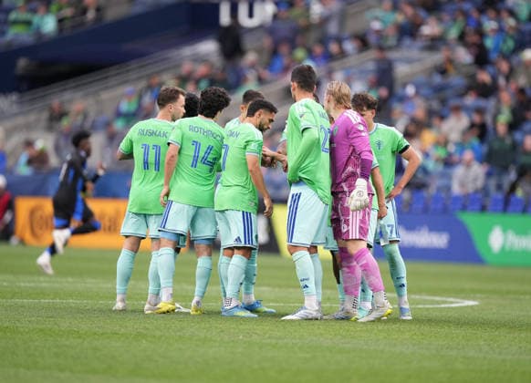 SEATTLE, WA - May 13, 2026: The Seattle Sounders huddle before an MLS, Fussball Herren, USA match between the Seattle Sounders and the San Jose Earthquakes on May 13, 2026 at Lumen Field in Seattle, WA. (Photo by Jeff Halstead Icon Sportswire) . SOCCER: MAY 13 MLS Seattle Sounders FC vs San Jose Earthquakes EDITORIAL USE ONLY Icon260513010