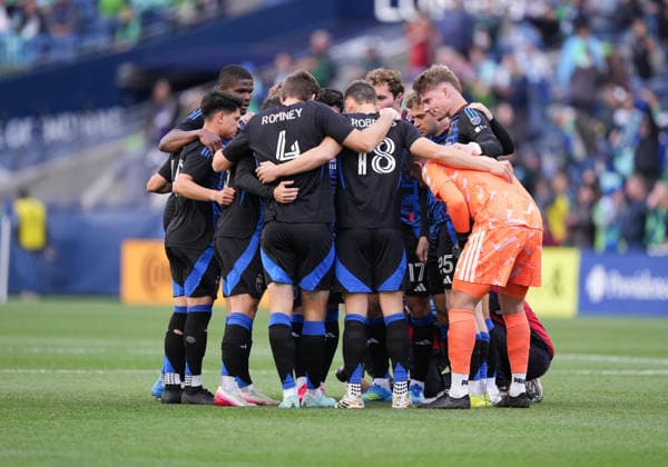 SEATTLE, WA - May 13, 2026: The San Jose Earthquake starters get together before an MLS, Fussball Herren, USA match between the Seattle Sounders and the San Jose Earthquakes on May 13, 2026 at Lumen Field in Seattle, WA. (Photo by Jeff Halstead Icon Sportswire) . SOCCER: MAY 13 MLS Seattle Sounders FC vs San Jose Earthquakes EDITORIAL USE ONLY Icon260513019