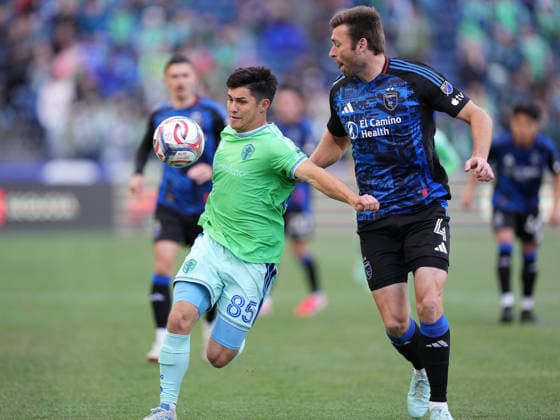 SEATTLE, WA - May 13, 2026: San Jose defender Dave Romney 4 defends against Sounders forward Kalani Kossa-Rienzi 85 during an MLS, Fussball Herren, USA match between the Seattle Sounders and the San Jose Earthquakes on May 13, 2026 at Lumen Field in Seattle, WA. (Photo by Jeff Halstead Icon Sportswire) . SOCCER: MAY 13 MLS Seattle Sounders FC vs San Jose Earthquakes EDITORIAL USE ONLY Icon260513021