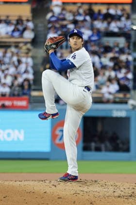 MLB, Baseball Herren, USA - Los Angeles Dodgers vs San Francisco Giants Dodgers pitcher Shohei Ohtani throws a pitch in the first inning of an MLB game between the Los Angeles Dodgers and the San Francisco Giants at Uniqlo Field at Dodger Stadium in Los Angeles, California, USA, 13 May 2026. LOS ANGELES CALIFORNIA United States  Copyright: xCHRISxTORRESx