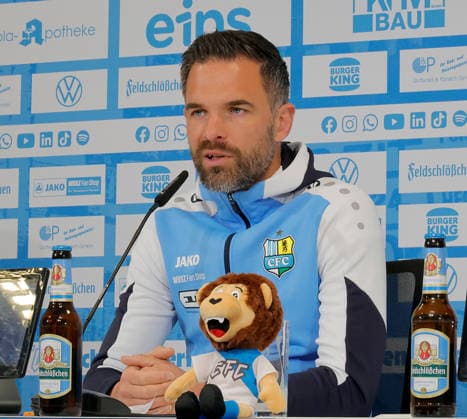 CFC- PK 14.05.2026, Chemnitz, eins Stadion- An der Gellertstrasse, Fussball, Regionalliga Nordost , Saison 2025 2026, CFC, Pressekonferenz vor dem letzten Auswärtsspiel der Saison des CFC gegen den BFC Dynamo Cheftrainer Benjamin Duda zieht ein erstes Saisonfazit und informiert über den Sommerfahrplan einschließlich des geplanten Trainingsstarts in Vorbereitung auf die Spielzeit 2026 2027. Foto: CFC- Cheftrainer Benjamin Duda Chemnitz Sachsen BRD