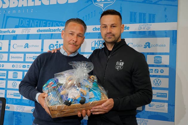 CFC- PK 14.05.2026, Chemnitz, eins Stadion- An der Gellertstrasse, Fussball, Regionalliga Nordost , Saison 2025 2026, CFC, Pressekonferenz vor dem letzten Auswärtsspiel der Saison des CFC gegen den BFC Dynamo Cheftrainer Benjamin Duda zieht ein erstes Saisonfazit und informiert über den Sommerfahrplan einschließlich des geplanten Trainingsstarts in Vorbereitung auf die Spielzeit 2026 2027. Der Pressesprecher des CFC, Henry Buschmann, verlässt nach Ende der Saison den CFC. Foto: vlnr: Pressesprecher Henry Buschmann und Geschäftsführer des CFC Tommy Haeder Chemnitz Sachsen BRD
