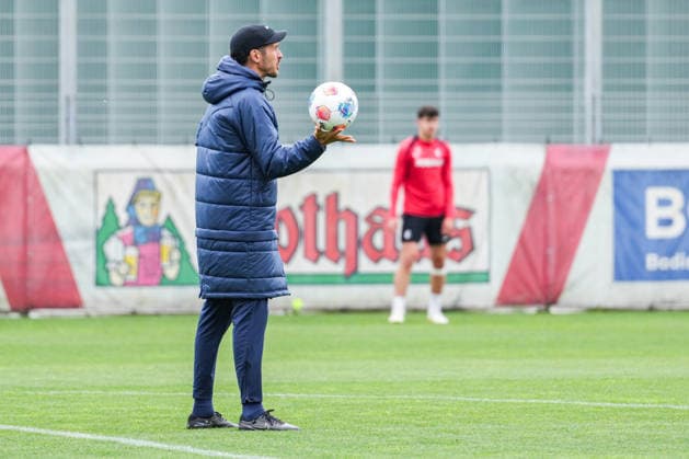 Öffentliches Training, SC Freiburg, 14.05.2026 Julian Schuster (SC Freiburg, Trainer) mit dem Ball auf der Hand Öffentliches Training, SC Freiburg, 14.05.2026 Copyright: xBEAUTIFULxSPORTS Boscox