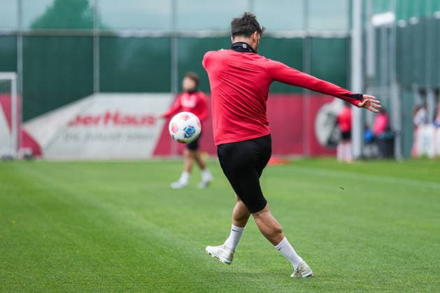 Öffentliches Training, SC Freiburg, 14.05.2026 Vincenzo Grifo (SC Freiburg, 32) mit einer Flanke Öffentliches Training, SC Freiburg, 14.05.2026 Copyright: xBEAUTIFULxSPORTS Boscox