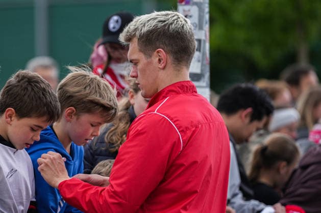Öffentliches Training, SC Freiburg, 14.05.2026 Matthias Ginter (SC Freiburg, 28) beim Autogramme verteilen Öffentliches Training, SC Freiburg, 14.05.2026 Copyright: xBEAUTIFULxSPORTS Boscox