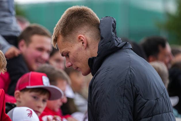 Öffentliches Training, SC Freiburg, 14.05.2026 Philipp Lienhart (SC Freiburg, 3) beim Autogramme verteilen Öffentliches Training, SC Freiburg, 14.05.2026 Copyright: xBEAUTIFULxSPORTS Boscox