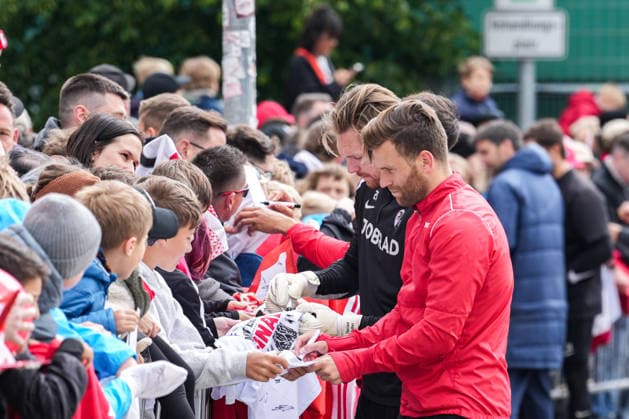 Öffentliches Training, SC Freiburg, 14.05.2026 Die Spieler beim Autogramme geben Öffentliches Training, SC Freiburg, 14.05.2026 Copyright: xBEAUTIFULxSPORTS Boscox