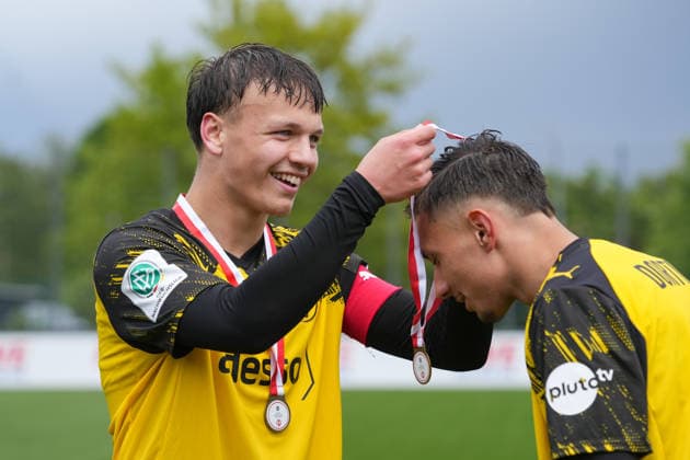 Donnerstag, 14.05.2026 Saison 2025 2026 Finale U17, U 17 Westfalenpokal im BVB Fußballpark Hohenbuschei, Dortmund, Germany. BV Borussia Dortmund U17 - VfL Bochum U17. Semih Kaymak (BVB) verteilt die Goldmedaillen.