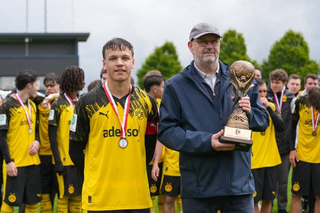Donnerstag, 14.05.2026 Saison 2025 2026 Finale U17, U 17 Westfalenpokal im BVB Fußballpark Hohenbuschei, Dortmund, Germany. BV Borussia Dortmund U17 - VfL Bochum U17. Semih Kaymak (BVB) bei der Pokalübergabe.