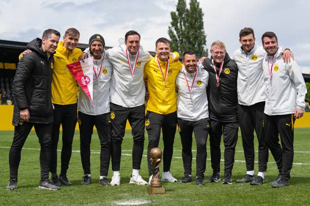 Donnerstag, 14.05.2026 Saison 2025 2026 Finale U17, U 17 Westfalenpokal im BVB Fußballpark Hohenbuschei, Dortmund, Germany. BV Borussia Dortmund U17 - VfL Bochum U17. Das Trainerteam der BVB U17 nach dem gewinn des Westfalenpokals.