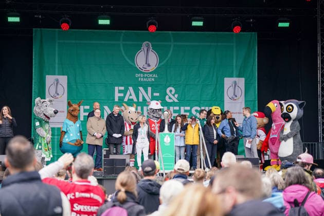 Deutschland: Fussball DFB Pokal Frauen 2025 - 2026, Finale - VfL Wolfsburg vs FC Bayern München - Rhein-Energie-Stadion (Köln): Deutschland, Europa, Köln, RheinEnergieSTADION, DFB-Pokal Frauen 2025 2026, Finale, Fanfest, Bühne, DFB-Pokal-Trophäe, Pokalpräsentation, Familienevent, Fussballfest, Frauenfussball, VfL Wolfsburg, FC Bayern München Frauen, Maskottchen, Zuschauer, Fans, Unterhaltung, Eventbühne, Moderation, DFB, Sportevent, Public Event, Fankultur, Köln Tourismus, ADAC, Medienevent, Stadionumfeld, Fussball-Atmosphäre, Crowd, Bundesliga Frauen, Sportveranstaltung Copyright: xJOERANxSTEINSIEKx