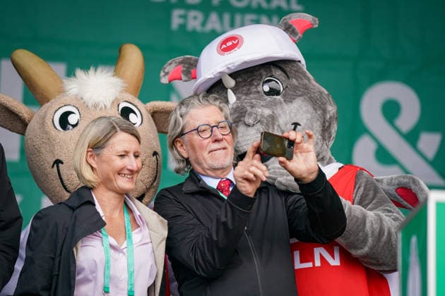 Deutschland: Fussball DFB Pokal Frauen 2025 - 2026, Finale - VfL Wolfsburg vs FC Bayern München - Rhein-Energie-Stadion (Köln): Toni Schumacher, FC-Legende, Torwartlegende, deutscher Fussball, Nationaltorwart, ehemaliger Nationalspieler, DFB, Fanfest, Bühne, DFB-Pokal-Trophäe, Pokalpräsentation, Frauenfussball, VfL Wolfsburg, FC Bayern München Frauen, Maskottchen, Zuschauer, Fans, Eventbühne, Sportevent, Medienevent, Fussball-Atmosphäre, Public Event Copyright: xJOERANxSTEINSIEKx