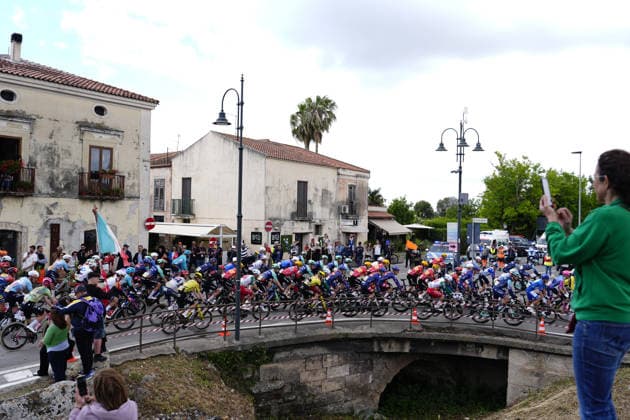 The pack rides during Stage 6 of the Giro d™Italia, from Paestum to Naples, Italy, Thursday, May 14, 2026.  Copyright: xFabioxFerrarix xLaPressex