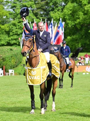 GER; Al Shira aa Deutsches Spring- & Dressur Derby Hamburg 14.05.2026, GER; Al Shira aa Deutsches Spring- & Dressur Derby Hamburg, Preis der Deutschen Vermögensberatung AG - Championat von Hamburg, Al Shira aa CSI5* Tour im Bild Sieger Cian OÂ Connor (IRL) auf Genghis Khan jubelt bei der Siegerehrung