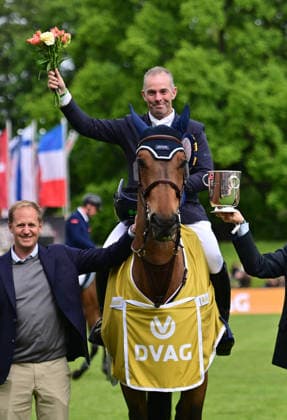 GER; Al Shira aa Deutsches Spring- & Dressur Derby Hamburg 14.05.2026, GER; Al Shira aa Deutsches Spring- & Dressur Derby Hamburg, Preis der Deutschen Vermögensberatung AG - Championat von Hamburg, Al Shira aa CSI5* Tour im Bild Sieger Cian OÂ Connor (IRL) auf Genghis Khan jubelt bei der Siegerehrung