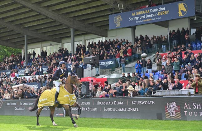 GER; Al Shira aa Deutsches Spring- & Dressur Derby Hamburg 14.05.2026, GER; Al Shira aa Deutsches Spring- & Dressur Derby Hamburg, Preis der Deutschen Vermögensberatung AG - Championat von Hamburg, Al Shira aa CSI5* Tour im Bild Sieger Cian OÂ Connor (IRL) auf Genghis Khan jubelt auf der Ehrenrunde