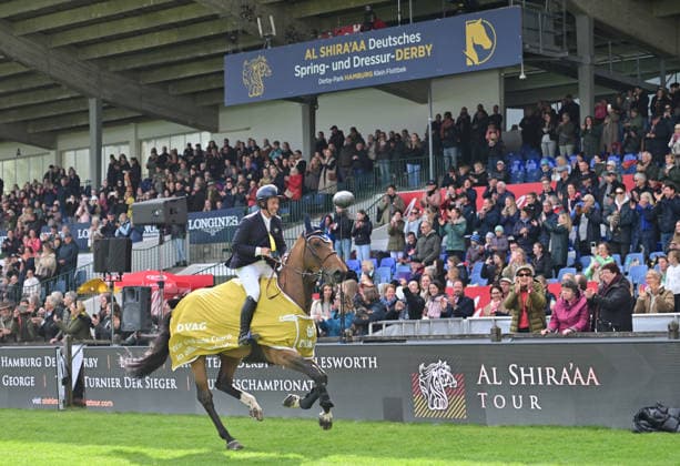 GER; Al Shira aa Deutsches Spring- & Dressur Derby Hamburg 14.05.2026, GER; Al Shira aa Deutsches Spring- & Dressur Derby Hamburg, Preis der Deutschen Vermögensberatung AG - Championat von Hamburg, Al Shira aa CSI5* Tour im Bild Sieger Cian OÂ Connor (IRL) auf Genghis Khan jubelt auf der Ehrenrunde
